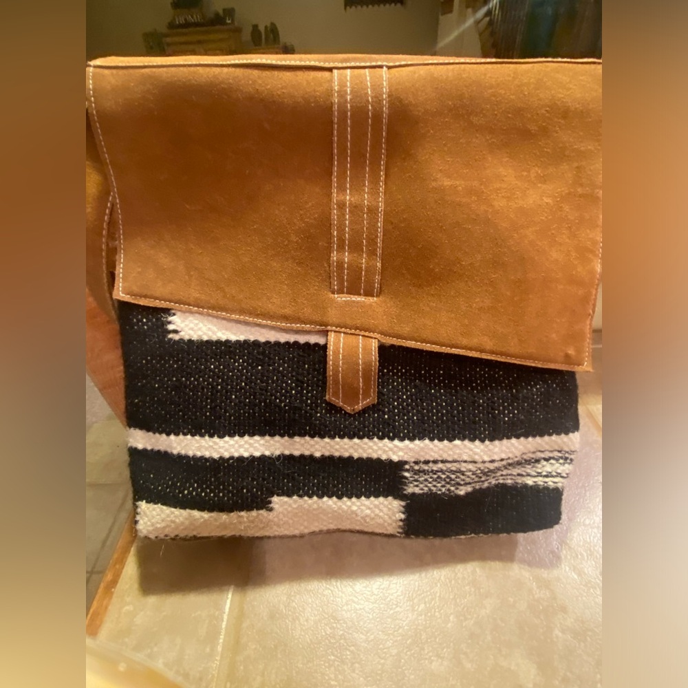 Western Style Handbag - Picture 4 of 16